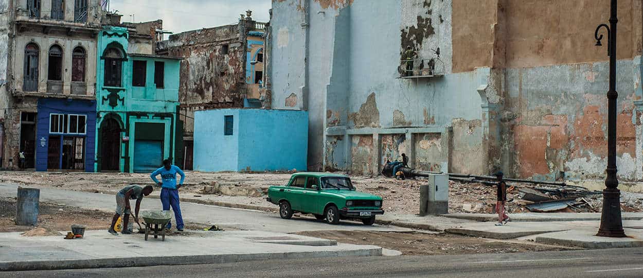 El abuelo que enseña a los chicos a jugar al ajedrez en la calle - LA NACION