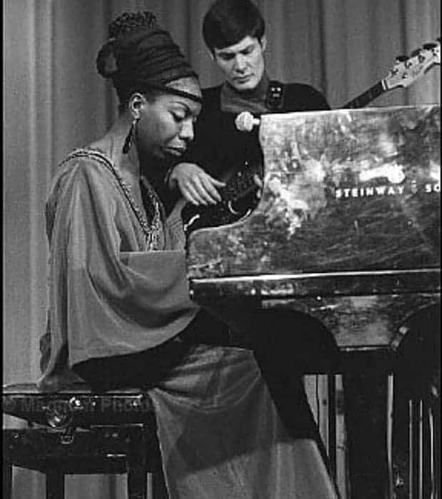 Nina Simone y Al Schackman en el escenario.