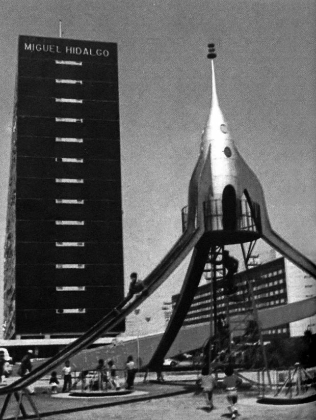 El cohete de Tlatelolco en el Complejo Habitacional Nonoalco Tlatelolco (1964). Autor desconocido.  