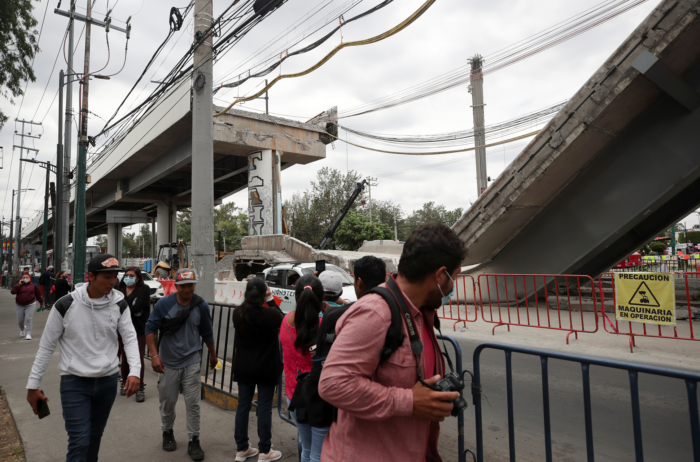 La gente mira el sitio donde ocurrió el colapso del metro. Henry Romero / Reuters. 