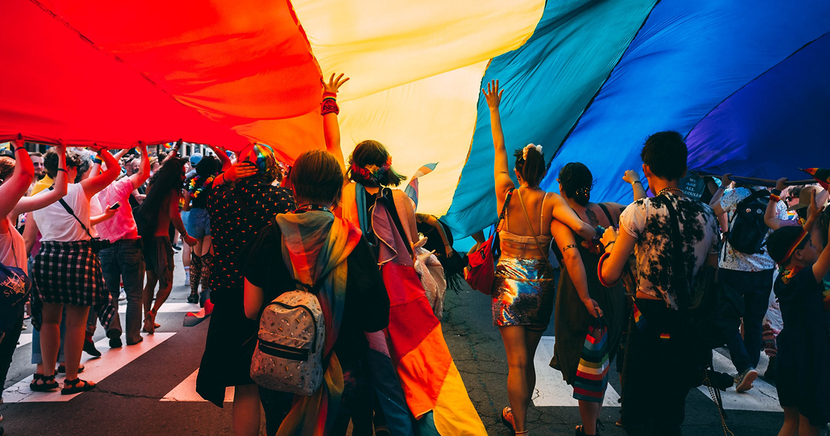 Un grupo diverso de personas hace su propia manifestación, la Marcha Lencha, distinta de la tradicional Marcha del Orgullo LGBT.