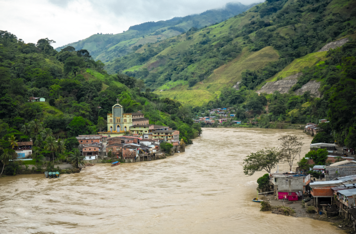 Un error de ingeniería en la represa de Hidroituango en Colombia provocó una fuerte inundación en un poblado a orillas del río Cauca. 