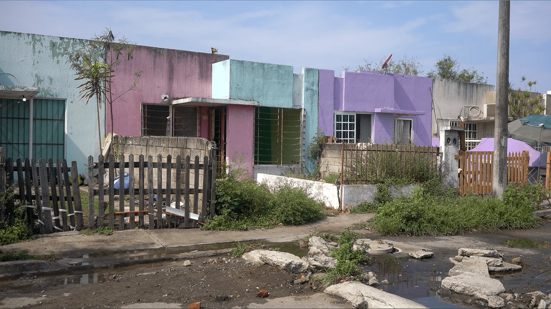 Pantano de promesas: el abandono de viviendas en Colinas de Santa Fe