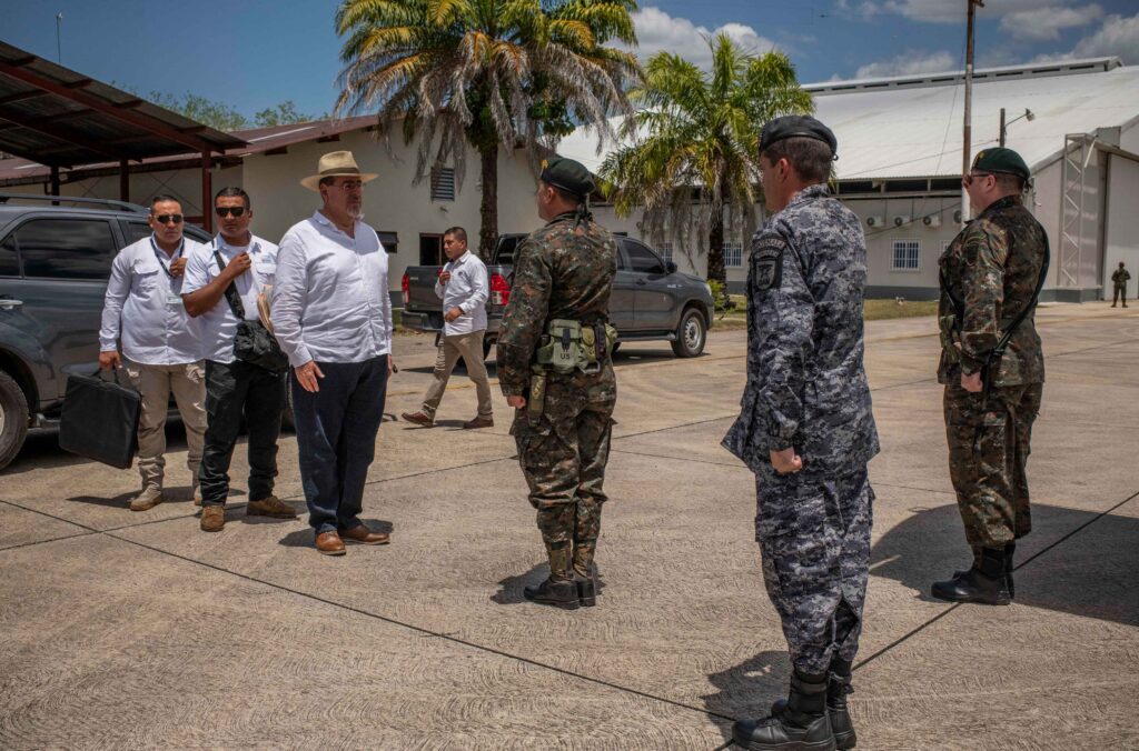 Bernardo Arévalo, presidente de Guatemala, durante su primera visita oficial a Petén, la región más lejana y grande del país. Flores, Petén, Guatemala. 17 de abril de 2024.