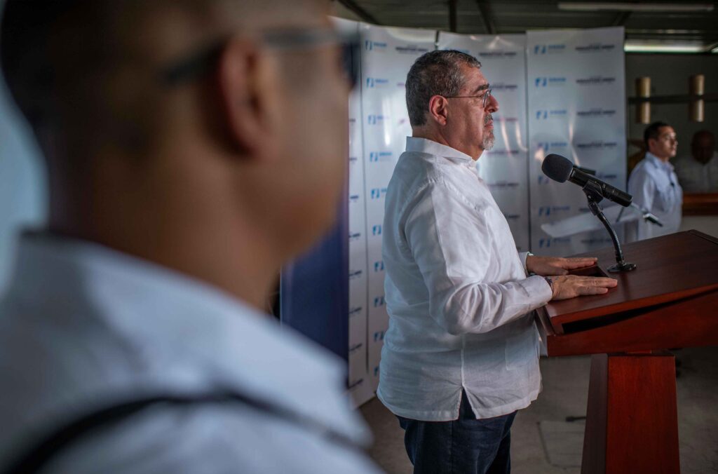 Bernardo Arévalo, presidente de Guatemala, durante su primera visita oficial a Petén, la región más lejana y grande del país. Flores, Petén, Guatemala. 17 de abril de 2024.