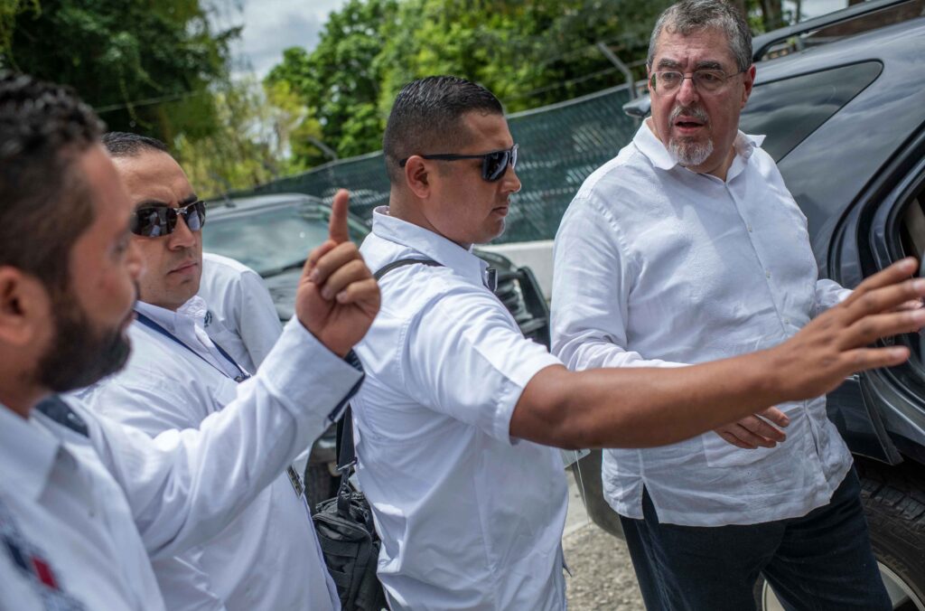 Bernardo Arévalo, presidente de Guatemala, durante su primera visita oficial a Petén, la región más lejana y grande del país. Flores, Petén, Guatemala. 17 de abril de 2024.