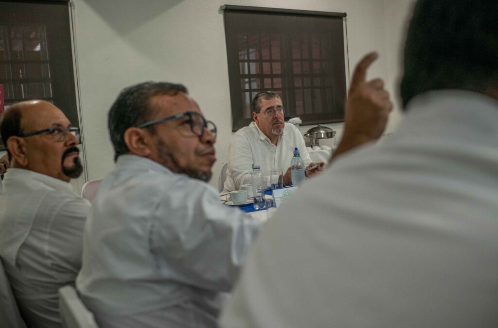 Bernardo Arévalo, presidente de Guatemala, durante su primera visita oficial a Petén, la región más lejana y grande del país. Flores, Petén, Guatemala. 17 de abril de 2024.