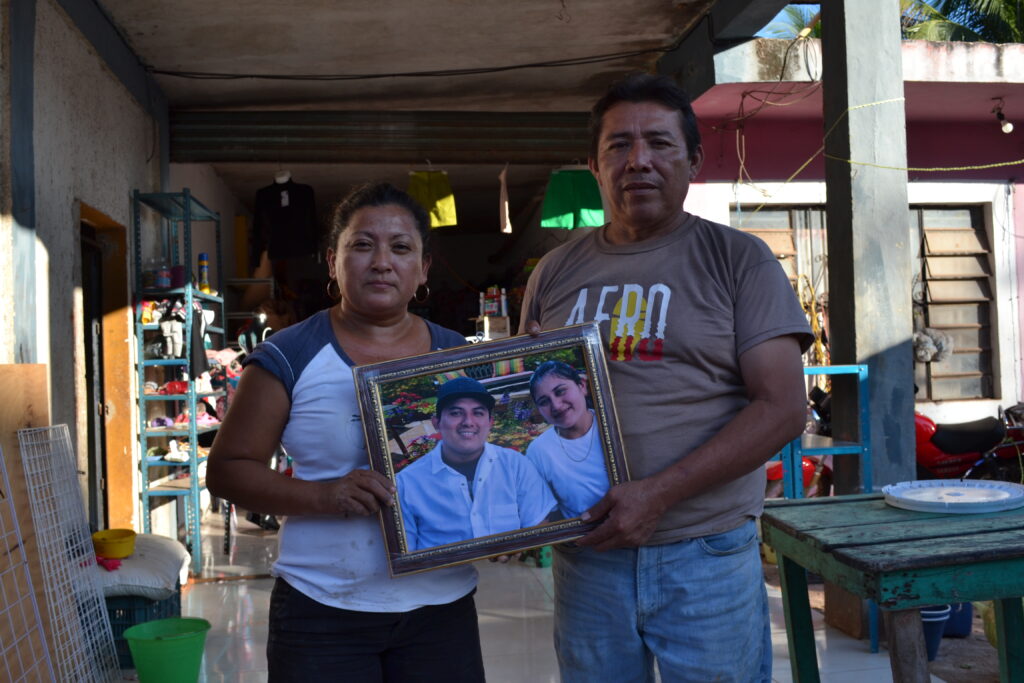 Pedro Santos Uicab y su esposa sostienen una foto de su hijo Miler..