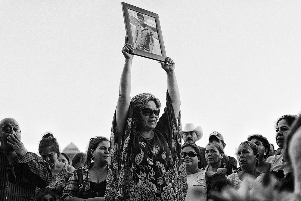 Mirna Nereida protesta contra la violencia