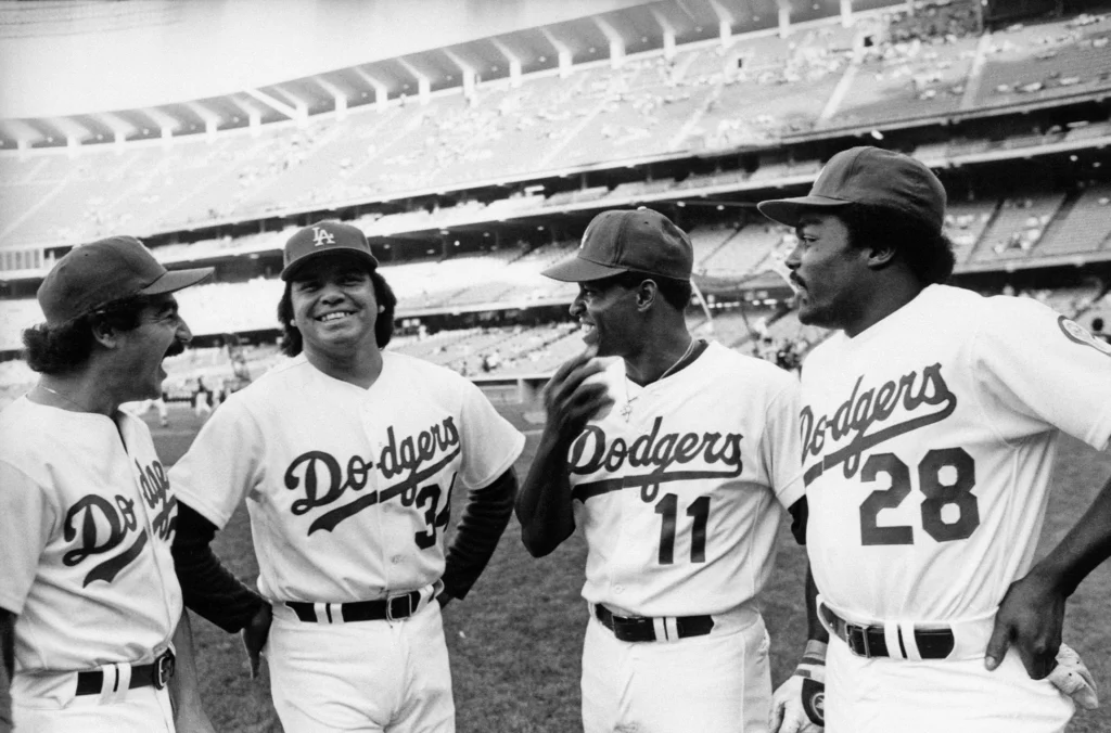 Fernando Valenzuela con Davey Lopes, Manny Mota y Pedro Guerrero de los Dodgers de Los Ángeles