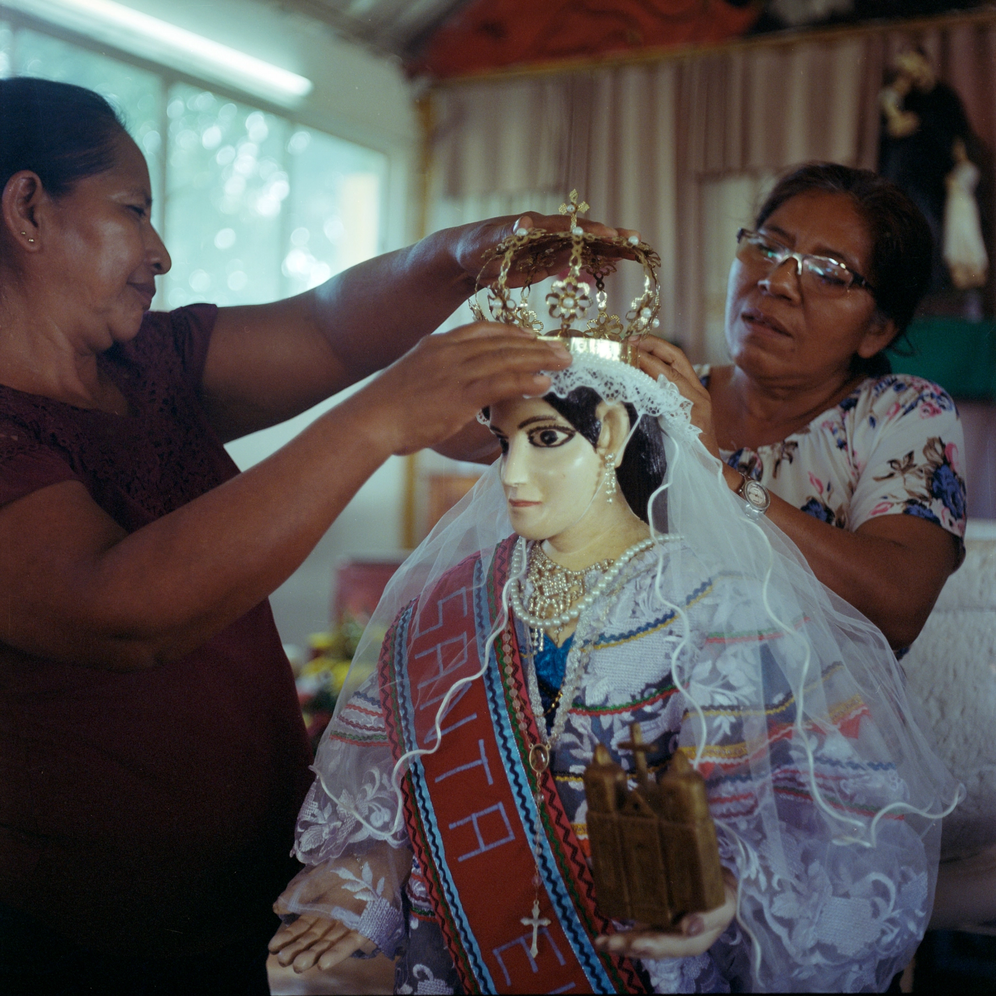 Francisca Itzep Bernal y Argentina Francisco de Santo Domingo Kesté, Campeche.