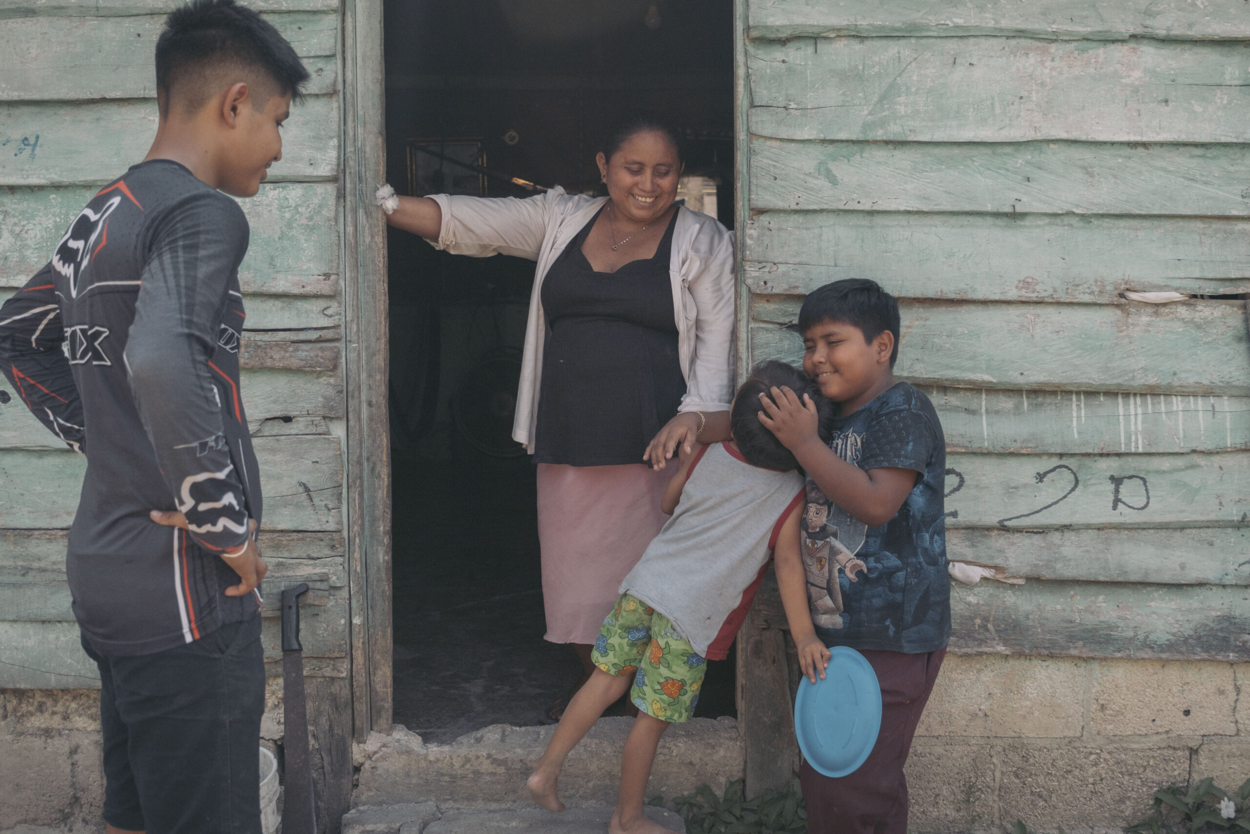 El niño Benjamín y su familia frente a su casa.