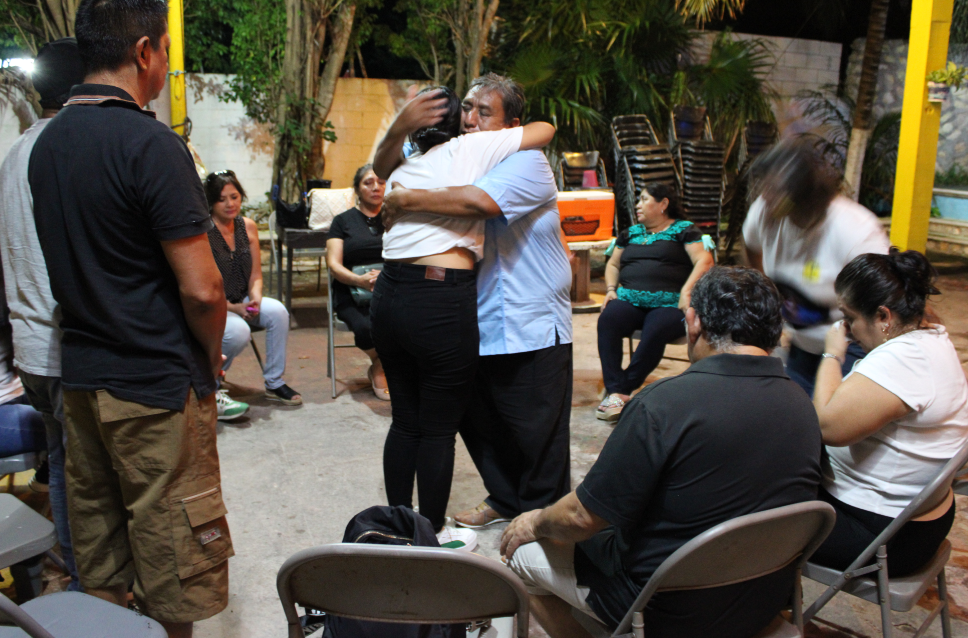 Abrazo colectivo en Grupo Renacer. Risaliencia.