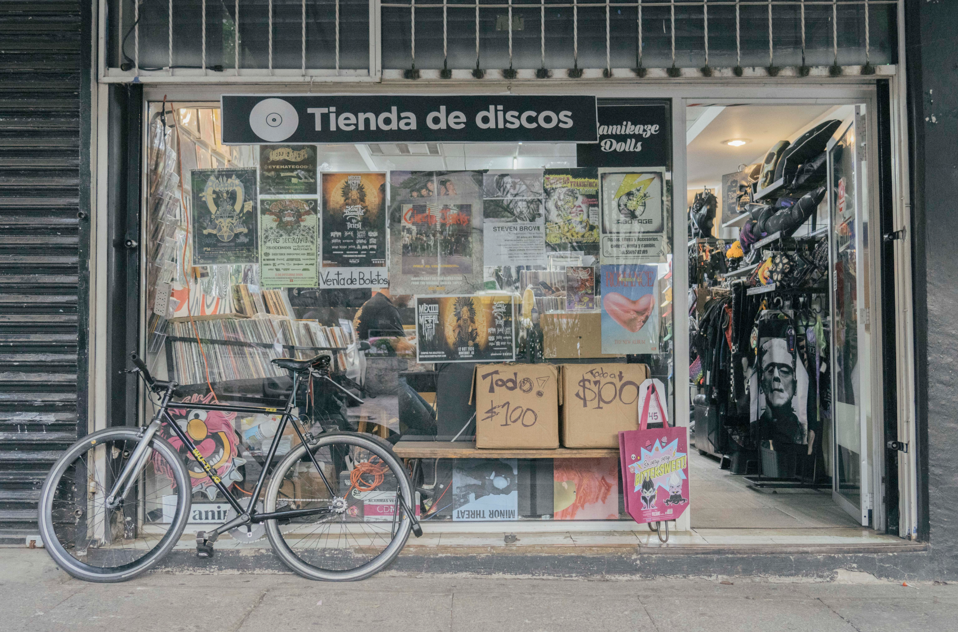 Sabotage Records se encuentra en la colonia Tabacalera, a unos pasos del Jardín San Fernando y de la estación Hidalgo del metro, en la Ciudad de México