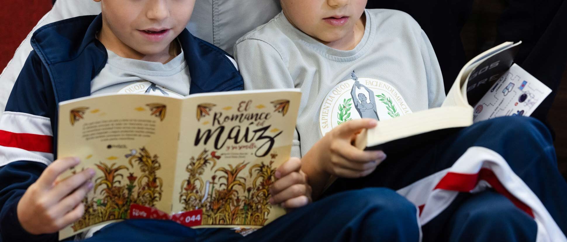 Niños leyendo en la Feria del Libro de Guadalajara 2023