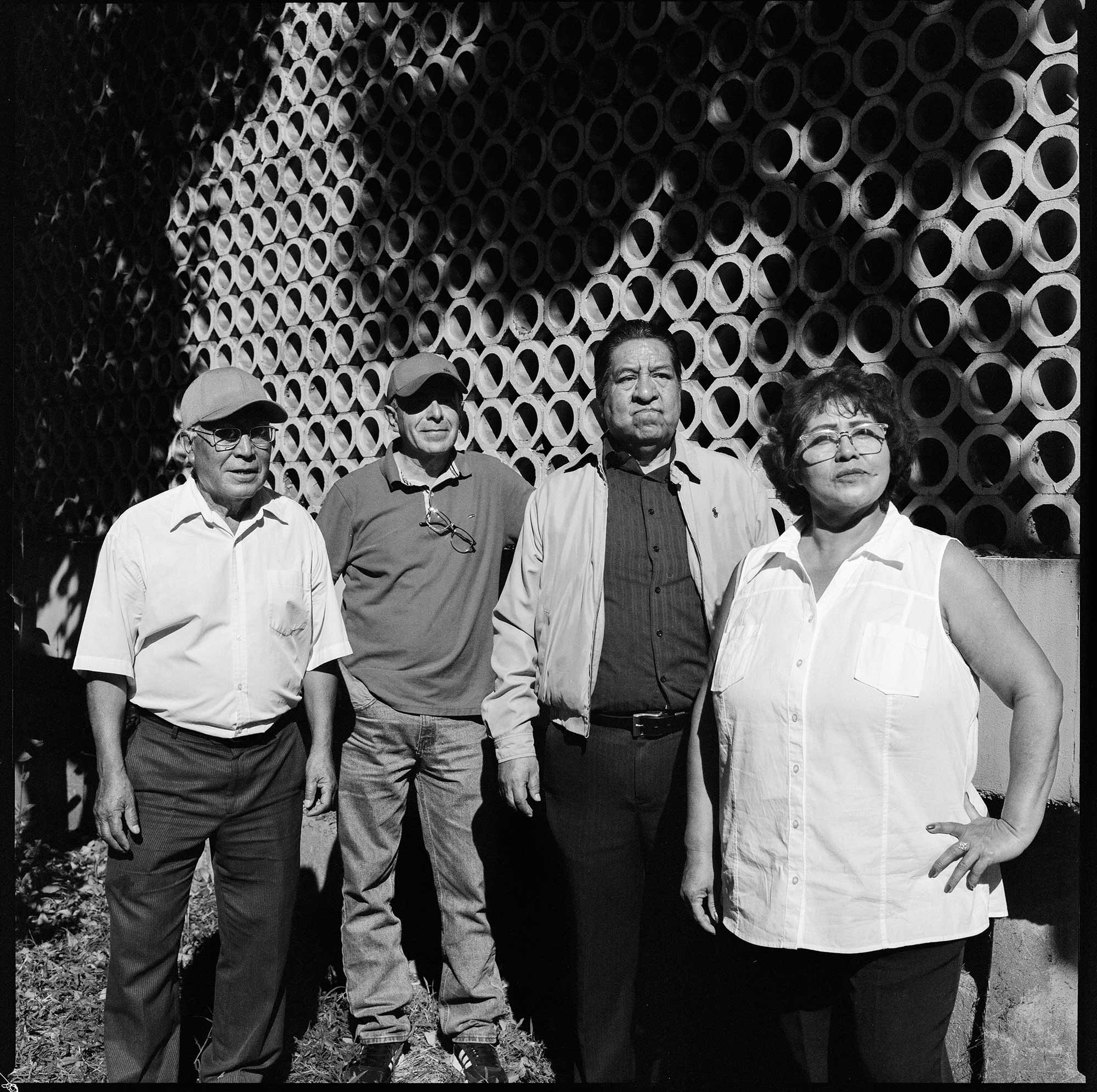 Los vecinos de Tlatelolco Sergio Arturo Martínez, Ignacio Arellano y Griselda Domínguez, paseando por la Tercera Sección del conjunto habitacional.