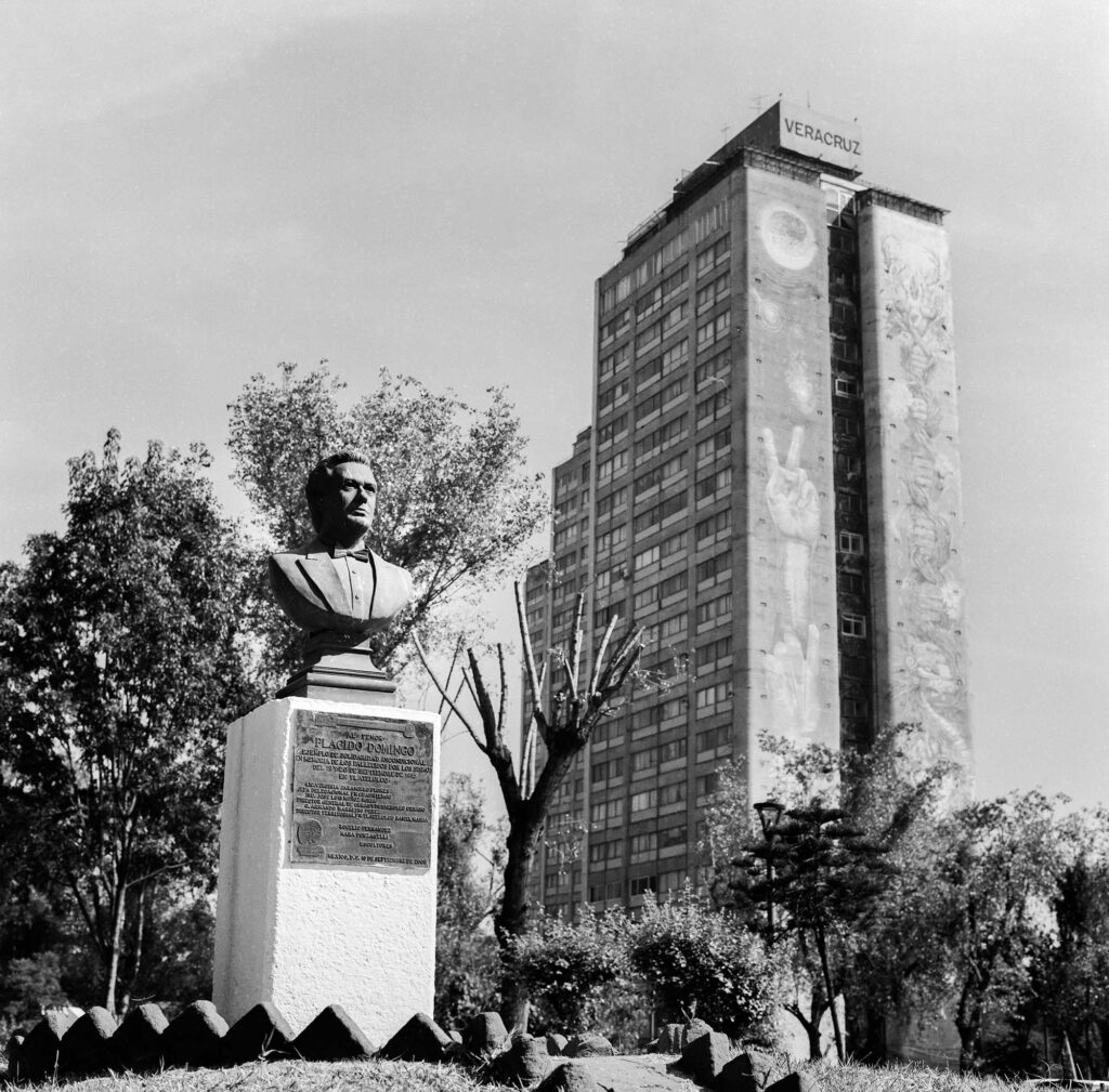 Monumento al tenor Plácido Domingo quien tuvo una destacada labor en los trabajos de rescate en los derrumbes de Tlatelolco luego de perder a varios de sus familiares en el terremoto del 85.